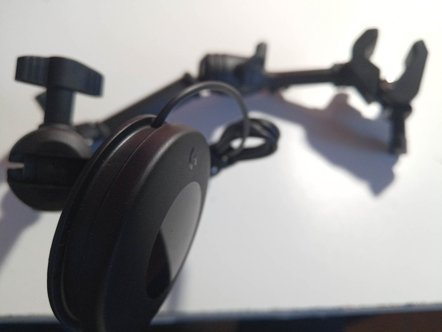 Double mounting arm for Logitech switch