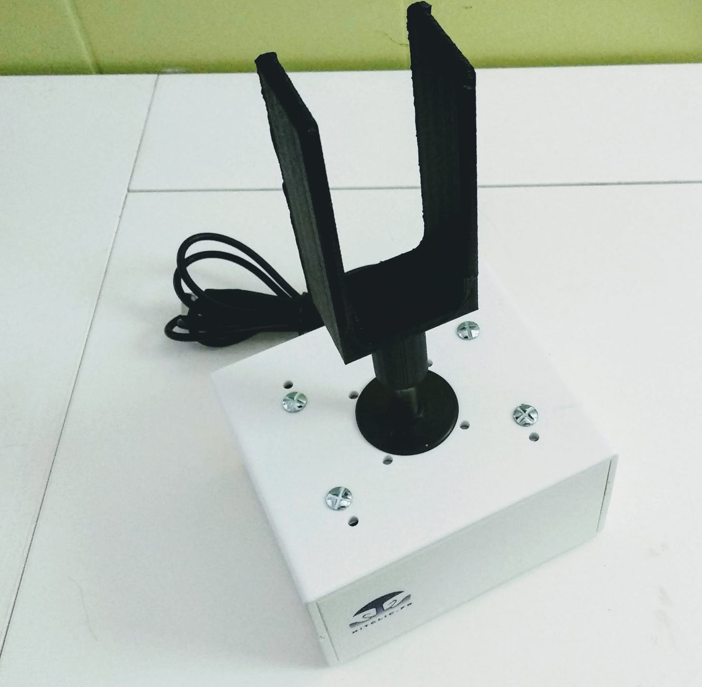 Arcade joystick with ball